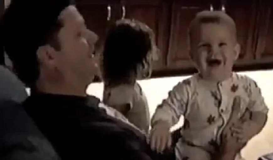 Un bebeluş adorabil imită strănutul tăticului său VIDEO