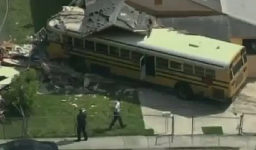 Un autocar care transporta elevi a intrat într-o casă din Miami VIDEO