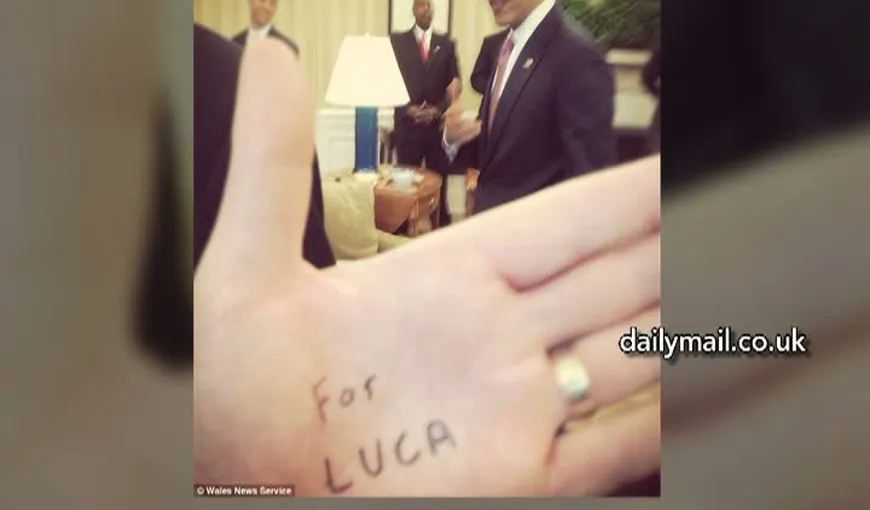 Barack Obama, convins de o fotografie să susţină o campanie umanitară