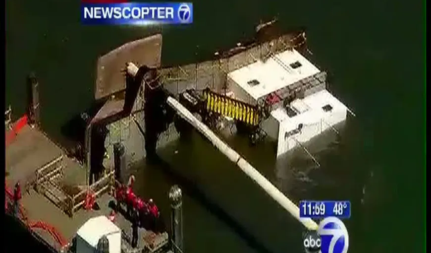 O ambarcaţiune s-a scufundat în apropierea Statuii Libertăţii, la New York VIDEO