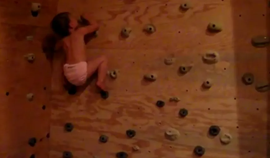 Un bebeluş fantastic: La doar 22 de luni, ştie să escaladeze ziduri VIDEO