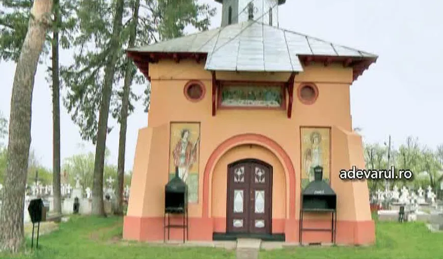 Bisericile din Dâmboviţa au fost vopsite în portocaliu