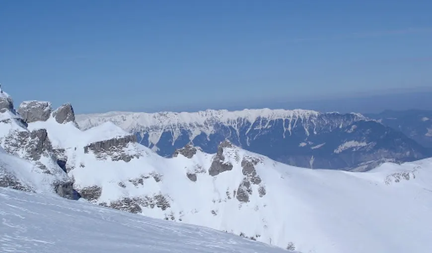 La munte a venit IARNA. Pe Platoul Bucegi, zăpada viscolită măsoară până la 20 de centimetri VIDEO