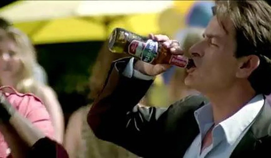 Charlie Sheen sărbătoreşte ieşirea de la dezintoxicare cu o bere VIDEO