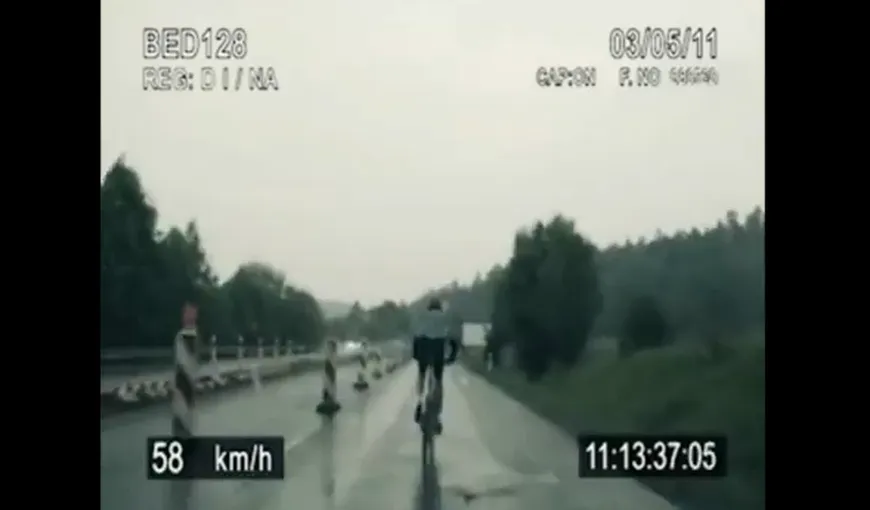 Ciclistul care nu se lasă prins de poliţie: A pedalat cu peste 100 km pe oră VIDEO