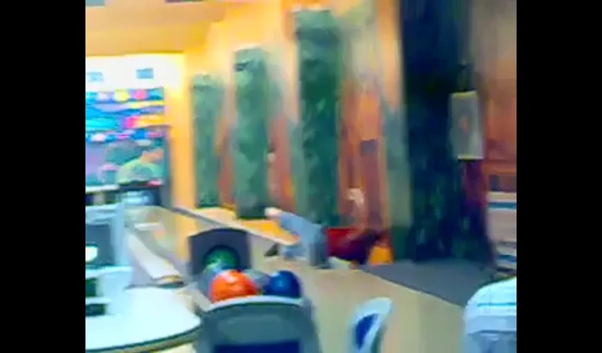 Cum joacă un cocalar bowling VIDEO