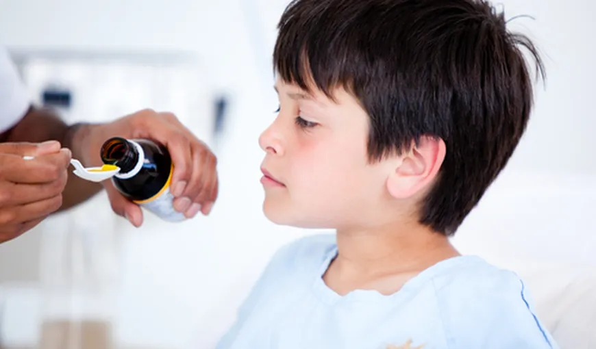 Studiu: 60% din părinţi le dau medicamente copiilor „după ureche”
