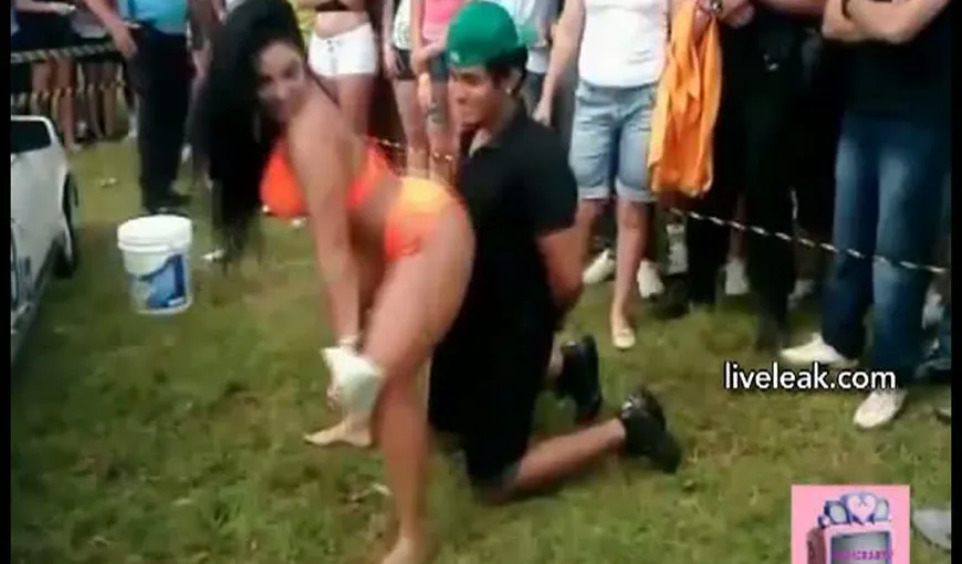 Un brazilian, surprins de iubită în timp ce urmărea un dans erotic. Vezi ce a păţit VIDEO