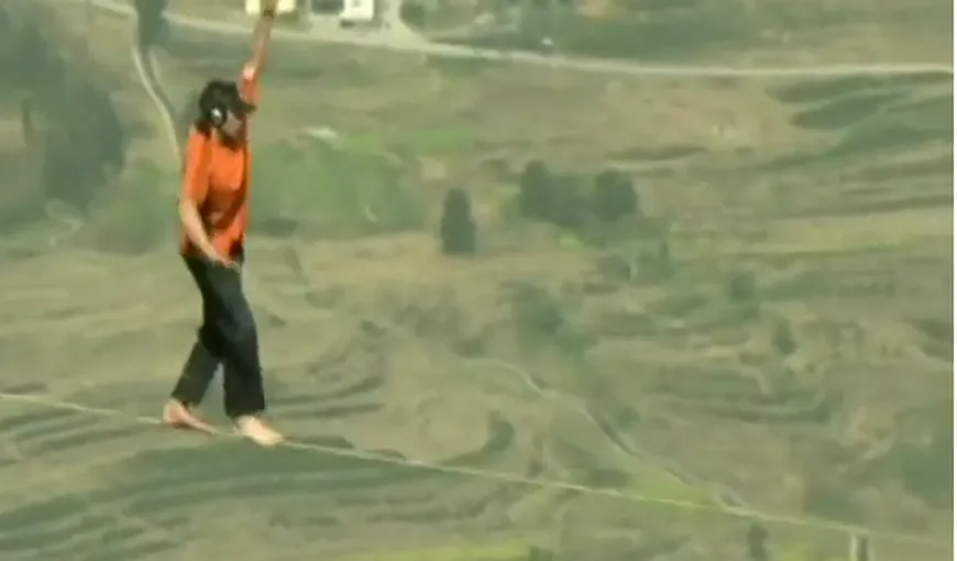 Un alpinist a reuşit imposibilul: A mers pe o frânghie deasupra unei prăpăstii gigantice VIDEO