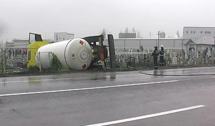 O cisternă cu opt tone de gaz lichefiat s-a răsturnat pe centura Buzăului VIDEO