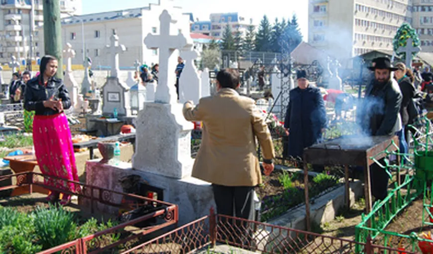 Chef într-un cimitir din Paşcani: romii au făcut grătar lângă mormântul bulibaşei