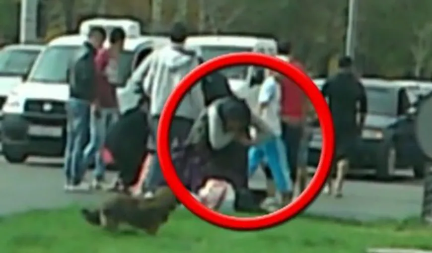 O femeie lovită de maşină pe trecerea de pietoni a fost jefuită cu nesimţire de mai mulţi romi VIDEO