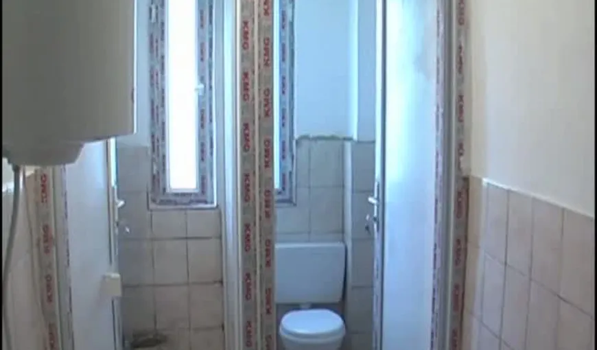 Toaletă cu linoleum de 10.000 de euro într-o grădiniţă din Galaţi VIDEO