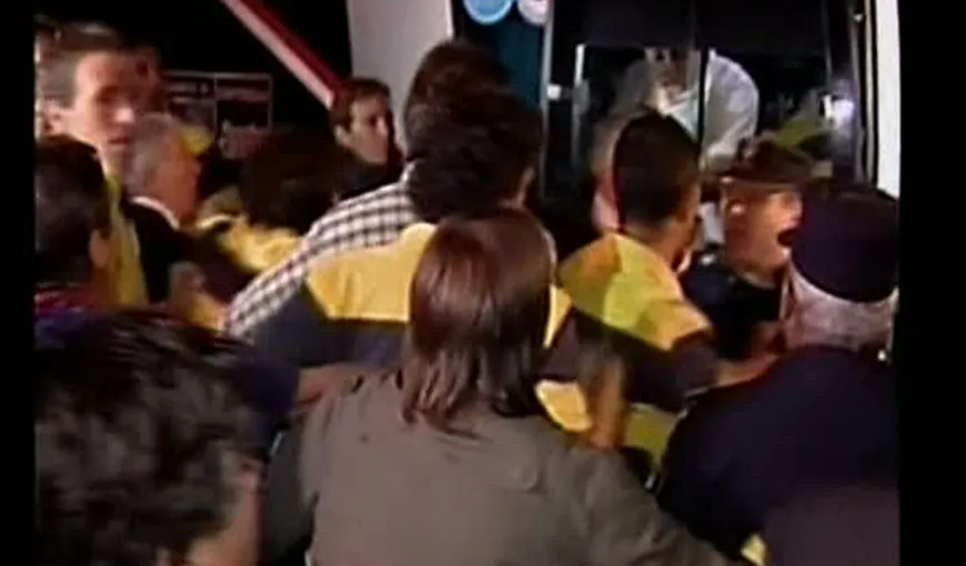 Bătaie între suporteri şi fotbalişti la un meci din Argentina VIDEO