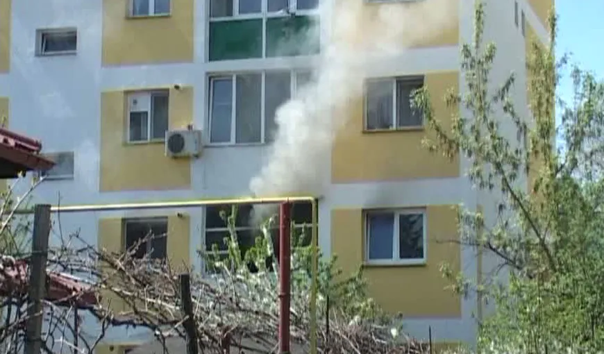 Un apartament dintr-un bloc din Câmpina a ars în întregime VIDEO