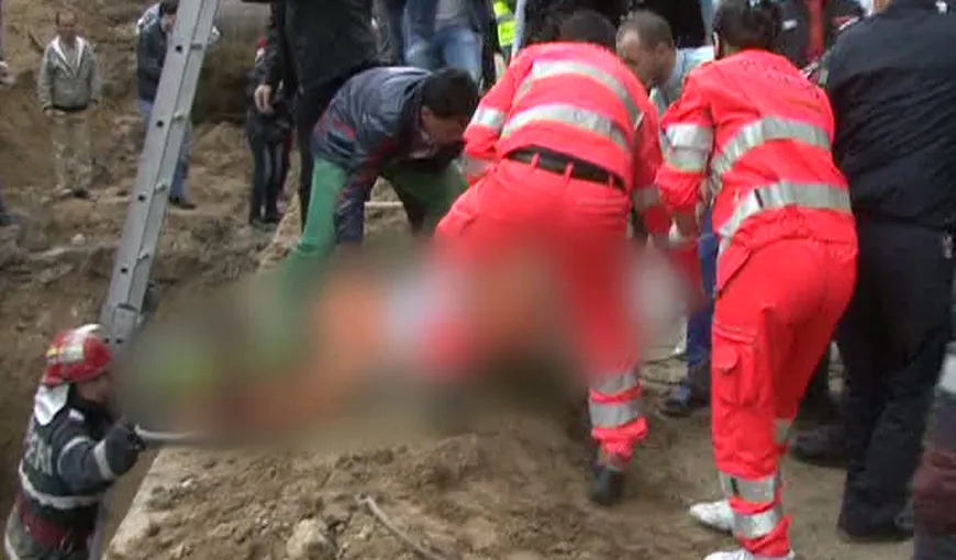 Un muncitor a murit după ce a fost prins sub un mal de pământ VIDEO