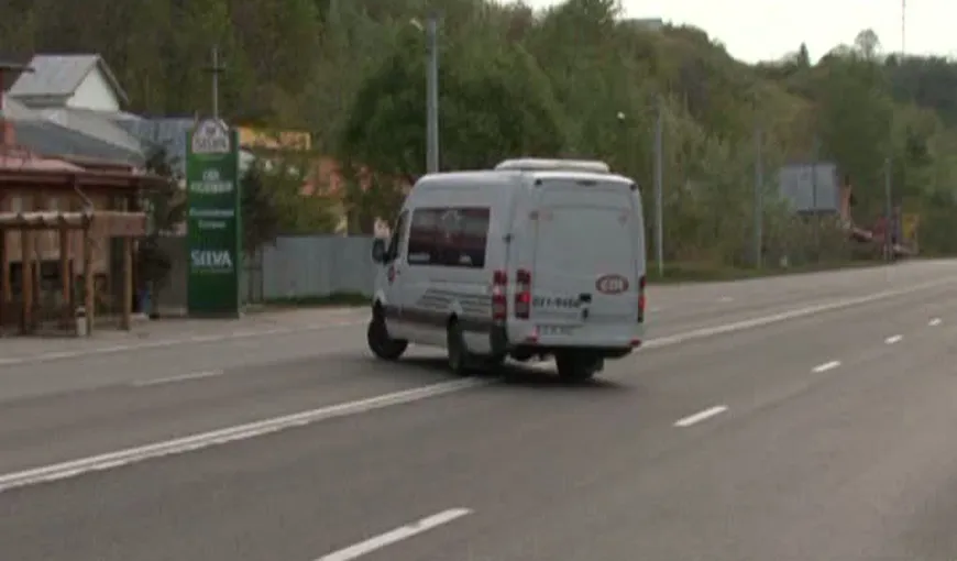 Pericol pe şosele: Un şofer de microbuz cu pasageri întoarce pe linia dublă continuă VIDEO