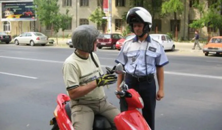Cei care conduc mopede din ianuarie 2013 fără permis se vor alege cu dosar penal