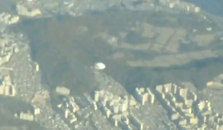Un OZN, filmat de pasagerii unui avion, în Coreea de Sud VIDEO