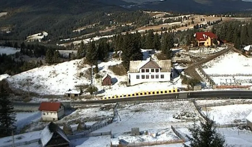 Strat de zăpadă de cinci centimetri în Pasul Tihuţa care leagă Transilvania de Moldova