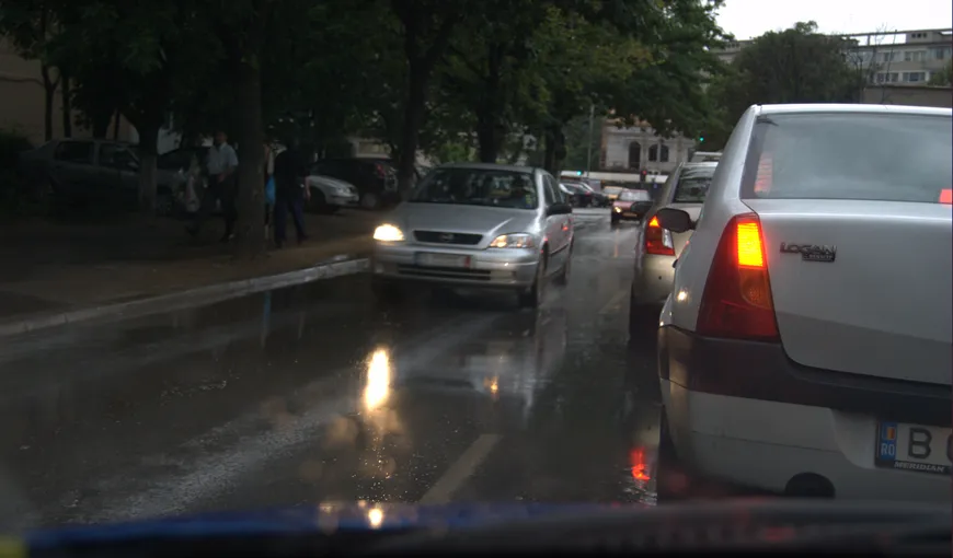 INFOTRAFIC: Pe drumurile din ţară se circulă greu din cauza ploii
