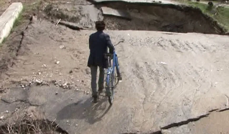 Mii de oameni au rămas izolaţi din cauza unui pod distrus de ploi VIDEO