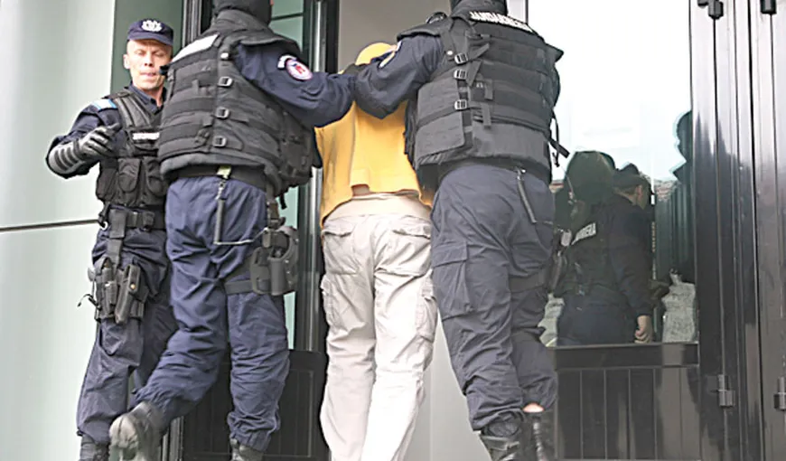 Poliţist, frate cu hoţii. Agent prins când primea 1.200 de euro pentru a muşamaliza un furt