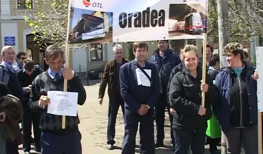 Vatmanii din Oradea au protestat în stradă, pentru a-şi susţine o colegă