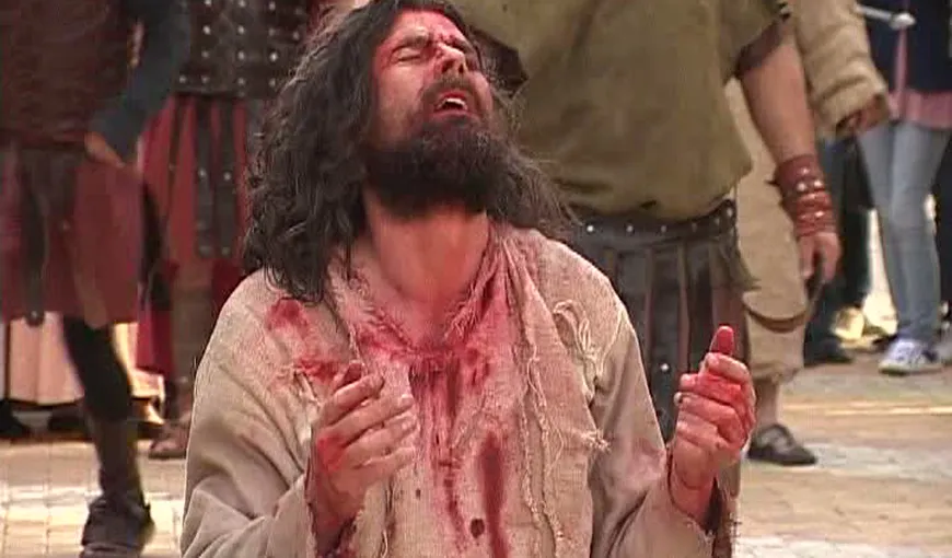 Scene dure în Piteşti. Răstignirea lui Iisus, pe străzile din centrul oraşului VIDEO