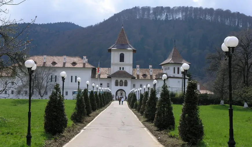 Doi hoţi au spart cutia milei la o mănăstire din Braşov, chiar de Izvorul Tămăduirii