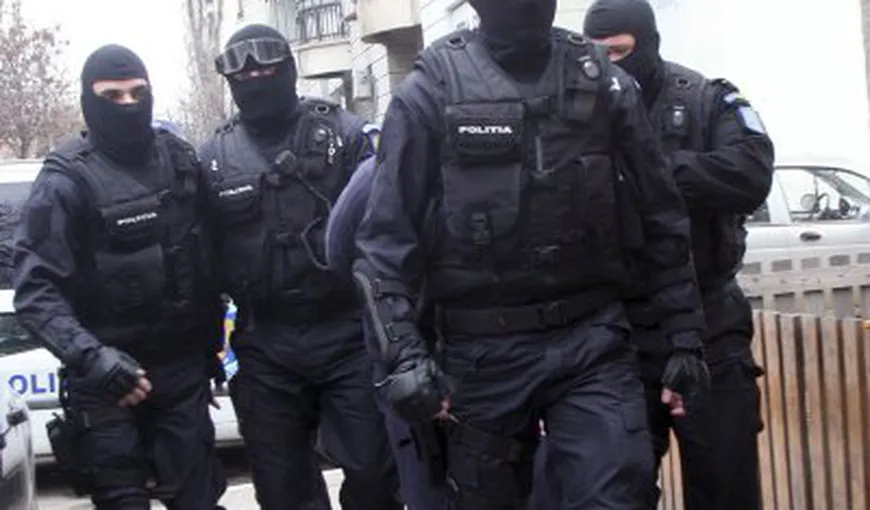 Cinci poliţişti de la IPJ Argeş, învinuiţi de furt şi contrabandă cu produse petroliere