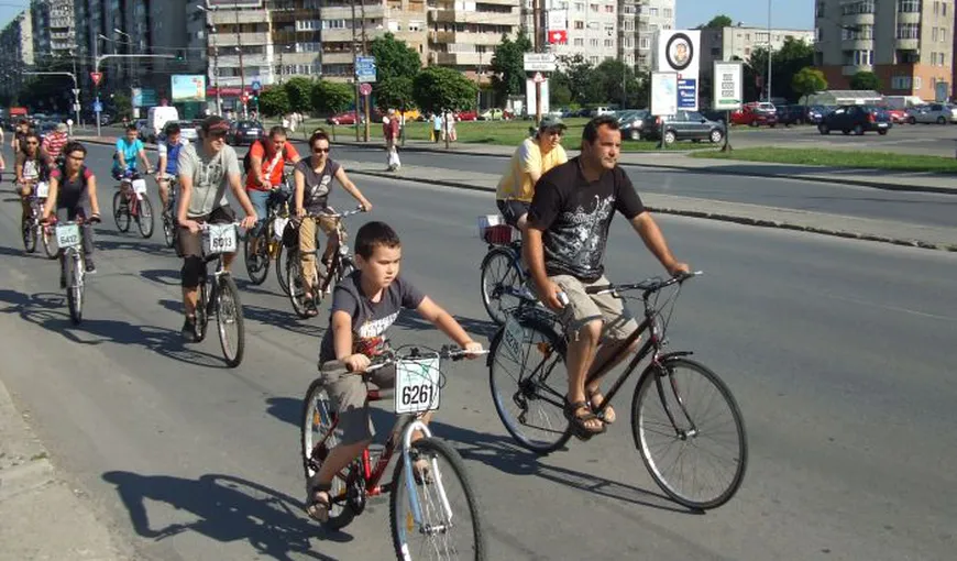 Peste o mie de persoane au parcurs pe biciclete un traseu prin centrul Timişoarei