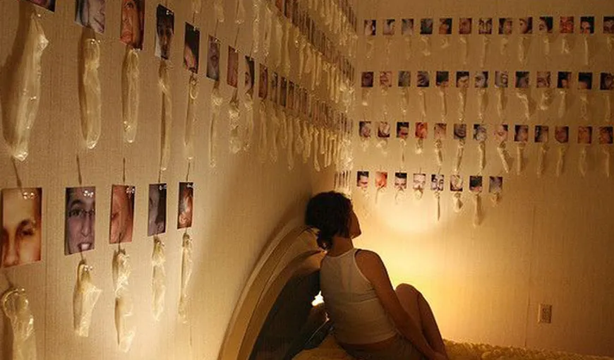 Cum arată dormitorul unei nimfomane: Pereţii sunt decoraţi cu prezervative folosite