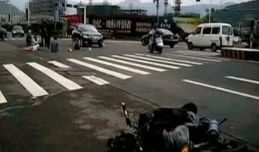 ACCIDENT SPECTACULOS. Cinci persoane aflate pe motocicletă, SPULBERATE de o maşină VIDEO
