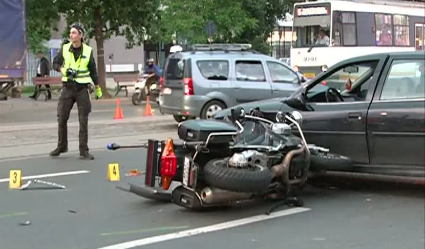 ACCIDENT în Bucureşti. Un poliţist pe motocicletă, lovit de o maşină VIDEO