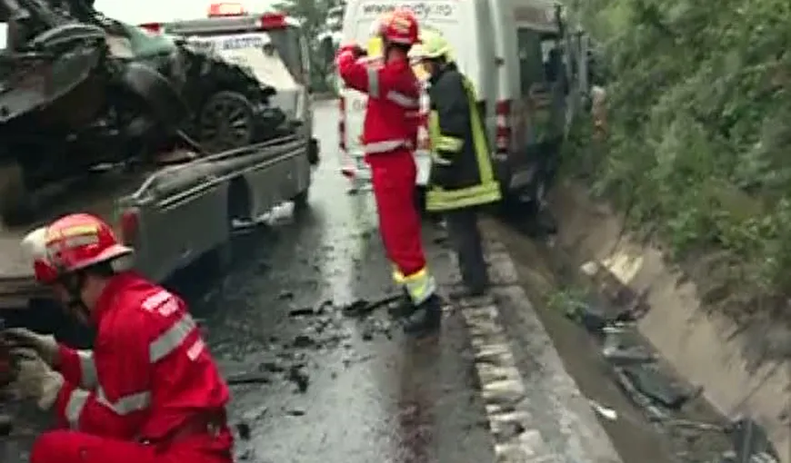 GRAV ACCIDENT pe DN 1, la Nistoreşti: Un microbuz cu 16 pasageri s-a ciocnit cu o maşină VIDEO