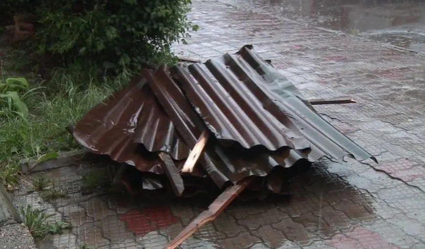 Bilanţ furtună. O personă a fost rănită de un acoperiş smuls de vânt la Baia Mare