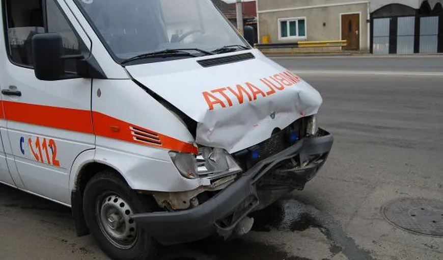 Un vasluian a fost lovit de o ambulanţă aflată în misiune