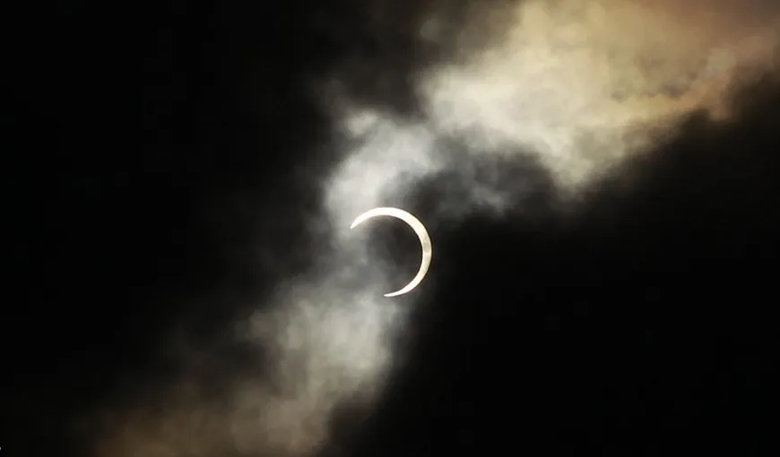 O eclipsă de soare rară: Fotografii spectaculoase ale „cercului de foc” de duminică