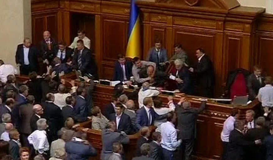 BĂTAIE în Parlamentul Ucrainei din cauza unui proiect de lege VIDEO