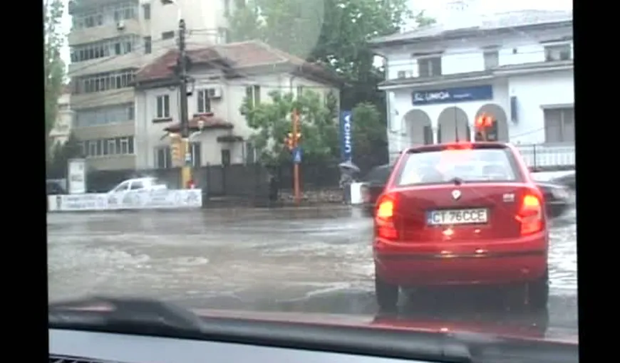 Inundaţii şi copaci doborâţi de vânt, în Constanţa VIDEO