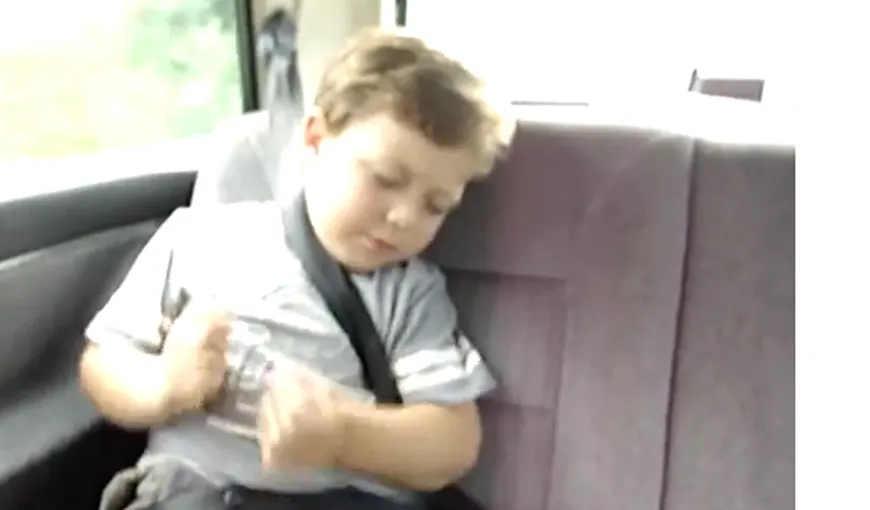 Amuzant: Cum să trezeşti un copil fără să înceapă să ţipe VIDEO