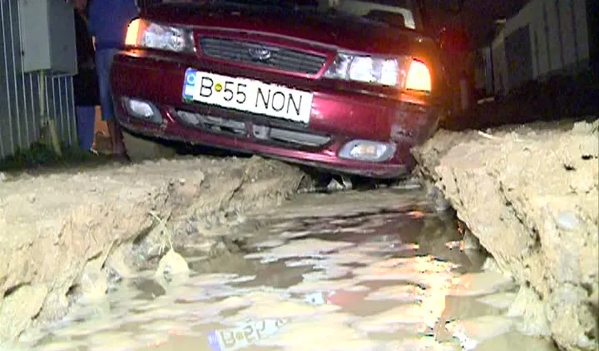 Drum surpat în Pantelimon, din cauza ploilor. O maşină a căzut într-o groapă din asfalt VIDEO