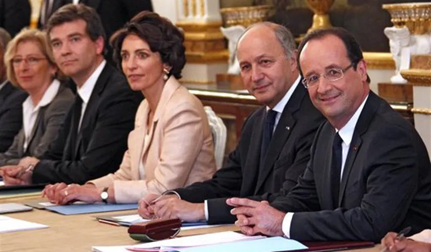 Francois Hollande şi miniştrii lui şi-au redus salariile cu 30%