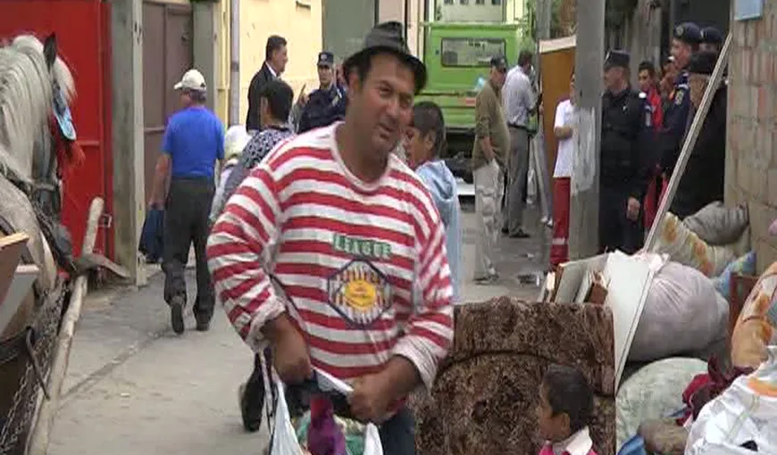 Evacuare cu scandal la Sibiu: 40 de romi, scoşi dintr-o clădire ocupată ilegal VIDEO
