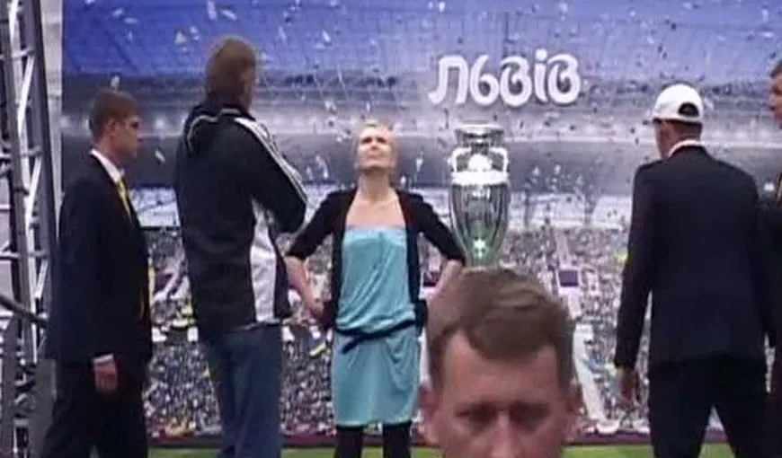 O activistă topless de la FEMEN a încercat din nou să fure trofeul Euro VIDEO