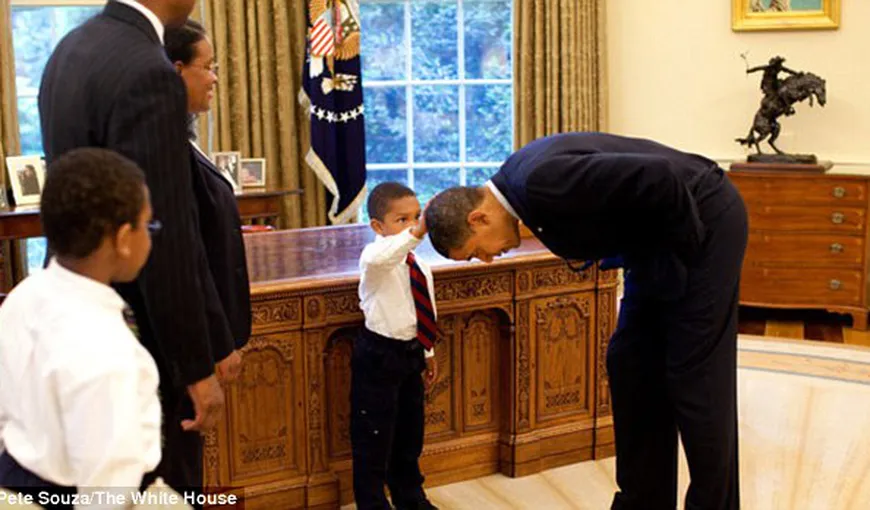 Fotografia care a făcut ocolul lumii: Obama în Biroul Oval, cu capul „plecat” în faţa unui copil