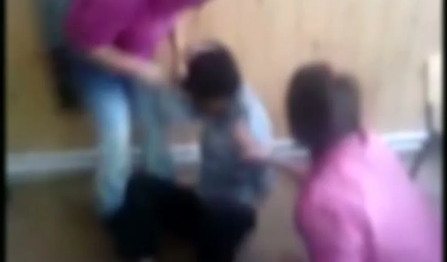 Scene violente într-o şcoală din Râmnicu Vâlcea. O elevă este bătută cu bestialitate VIDEO