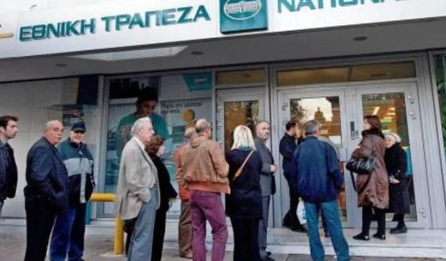 Grecii îşi retrag banii din bănci. Aproximativ 800 de milioane de euro pe zi