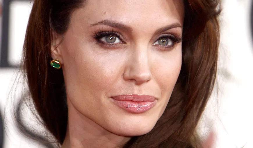 Angelina Jolie îşi prezintă colecţia de bijuterii în sudul Franţei FOTO